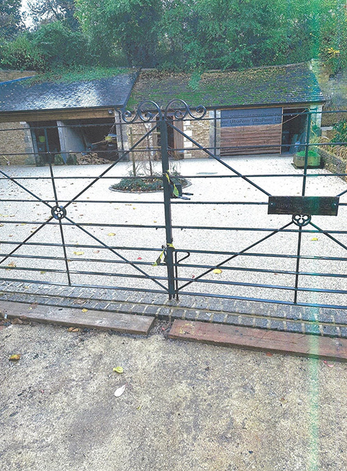 Resin bound surfacing laid on porous asphalt